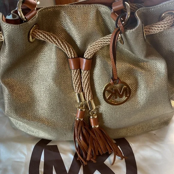 🦊 Micheal Kors large golden handbag. EUC. - Picture 3 of 13